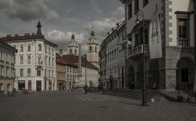 Prazne sobotne ulice Ljubljane, čeprav tekom dneva marsikdo ni upošteval zdravniških navodil, naj ljudje ostanejo doma. FOTO: Voranc Vogel