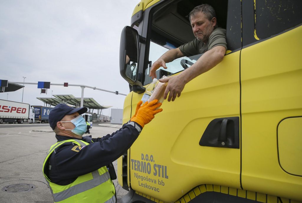 Kmalu prepoved neposredne prodaje blaga in storitev, trgovine z živili bodo ostale odprte