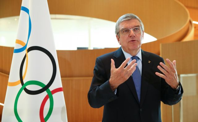 Thomas Bach je predolgo odlašal z odločitvijo o zamiku olimpijskih iger v Tokiu. FOTO: Reuters