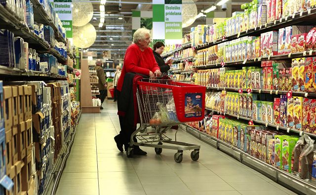 V Mercatorju urejajo koridorje za kupce v večjih nakupovalnih centrih. FOTO: Jože Suhadolnik/Delo
