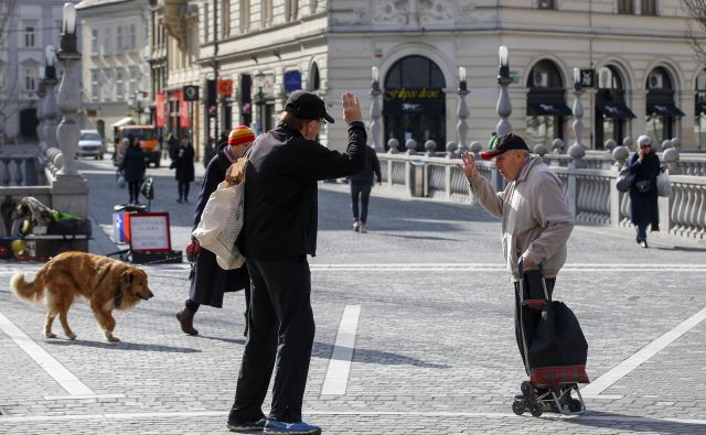 V teh dneh, tednih in mesecih na planetu Zemlja ne gre le za situacijo. Gre za Situacijo (z veliko začetnico), ki se tiče že toliko oseb, da so za njihovo anonimizacijo pošle črke vseh abeced človeštva. FOTO: Matej Družnik/Delo