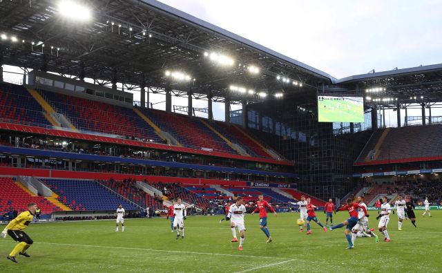 Na nedeljski tekmi CSKA in Ufe v Moskvi je bilo število gledalcev močno omejeno. FOTO: AFP