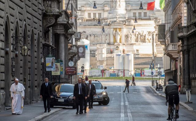 Papež Frančišek se je k molitvi podal skozi opustelo središče Rima. FOTO: Vatican Media/Reuters