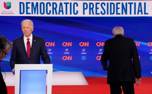 Preostala demokratska predsedniška kandidata Joe Biden in Bernie Sanders. FOTO: Kevin Lamarque/Reuters