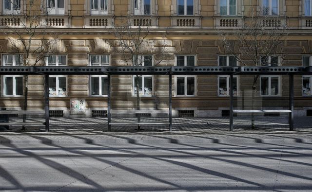 Pogled na prazno ljubljansko cesto. FOTO: Blaž Samec/Delo