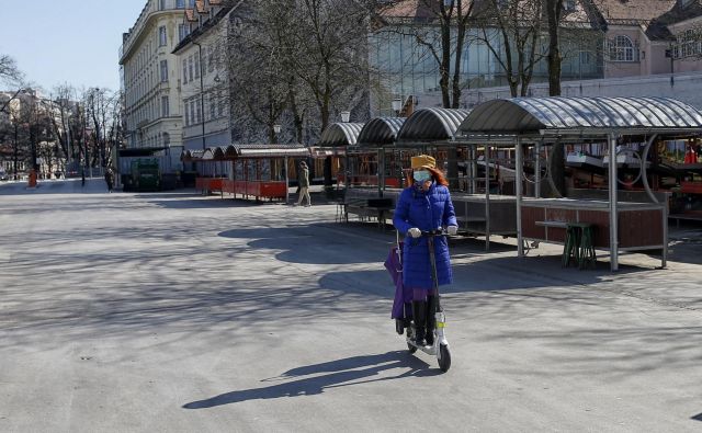 Zaradi koronavirusa se je tudi v Sloveniji življenje ustavilo. FOTO: Blaž Samec/Delo