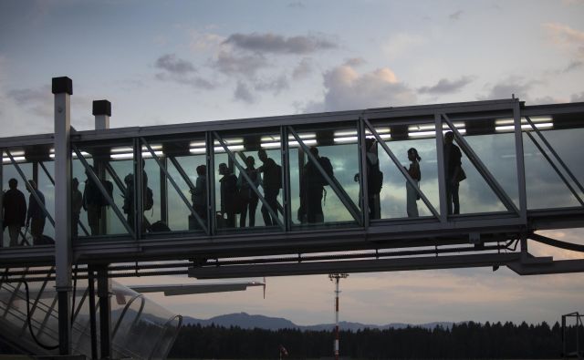 Z Letališča Jožeta Pučnika Ljubljana so - ali še bodo - odpotovali zadnji potniki na rednih linijah. FOTO: Voranc Vogel/Delo