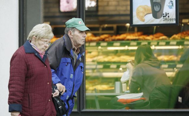 Prostovoljci programa Starejši za starejše do nadaljnjega obiske omejijo na res najnujnejše in nikakor ne vsakodnevne, pozivajo na Zvezi društev upokojencev Slovenije (Zdus). FOTO: Leon Vidic