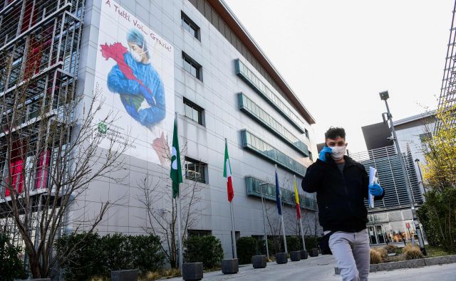 Bolnišnica papeža Janeza XXIII v Bergamu. V mestu so vse postelje v intenzivni negi zasedene. FOTO: Piero Cruciatti/AFP