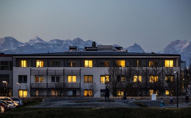 Gantar meni, da ukrep, naj ljudje ostanejo doma, ni tak, da se ga ne bi dalo upoštevati.  »Bolezen je namreč še vedno neznanka, ne ve se, kakšne so posledice, zato je treba ukrepati temu primerno.«<br />
FOTO: Voranc Vogel/Delo