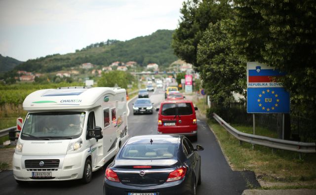 Mednarodni prehodi s Hrvaško bodo še odprti, a s povečanim nadzorom, maloobmejni pa zaprti. FOTO: Jure Eržen/delo