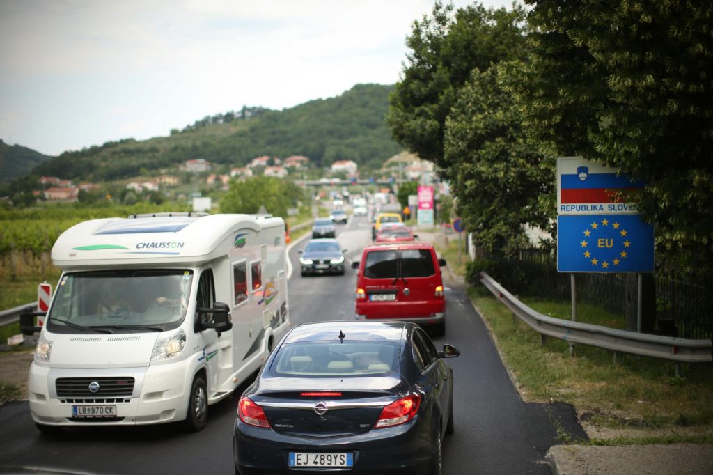 FOTO:Vlada zapira manjše mejne prehode s Hrvaško, od srede v karanteni tudi Belgija