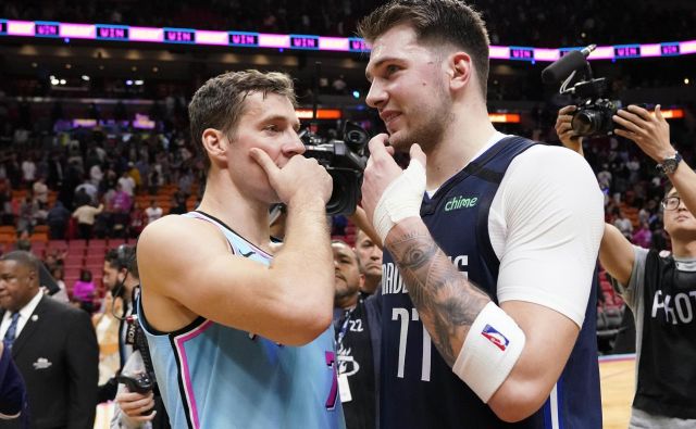 Goran Dragić (levo) in Luka Dončić sta pred prekinitvijo prvenstva odigrala slovenski derbi v Miamiju. FOTO: Reuters