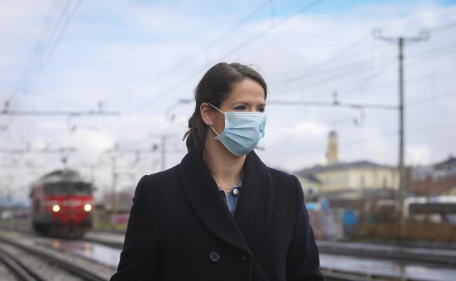 Največ povprašujejo podjetja in tudi državne ustanove, in sicer po maskah. Foto Jože Suhadolnik/Delo