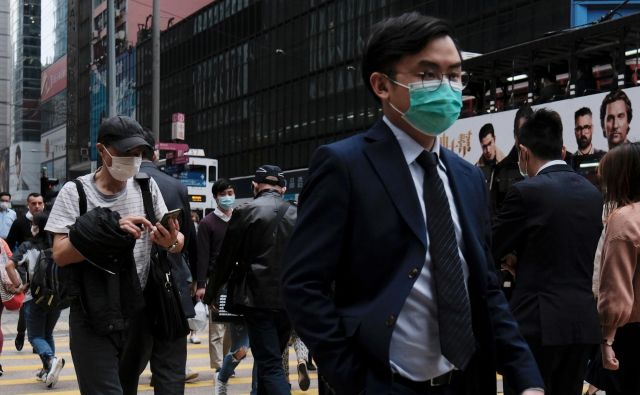 Potem ko je Hongkong prvi udar epidemije preživel s 168 okuženimi s koronavirusom, so včeraj tam odkrili še 14 primerov okužbe. Foto: Reuters
