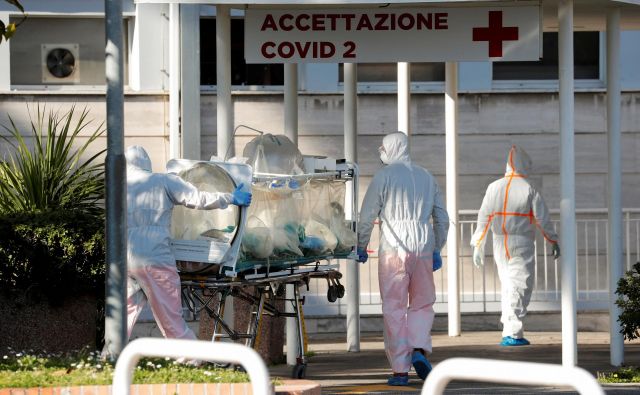 Če v severni Italiji število novih okužb raste, a počasneje kot v zgodnejših fazah epidemije, bodo prihodnji dnevi odločilni za osrednji in južni del države. FOTO: Remo Casilli/Reuters