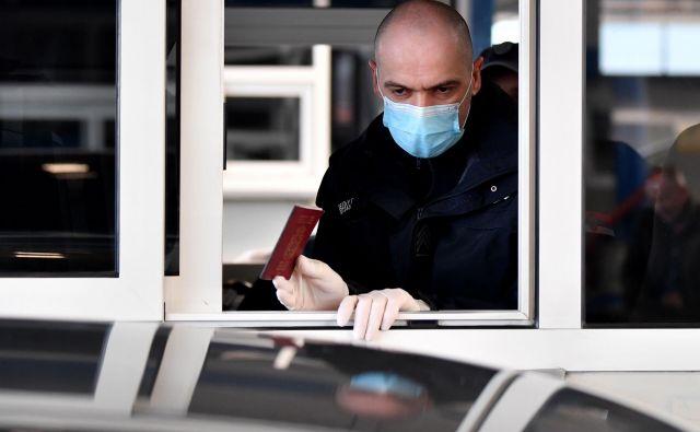 Fotografija je simbolna z enega izmed srbsko-hrvaških mejnih prehodov. Foto Andrej Isaković/Afp