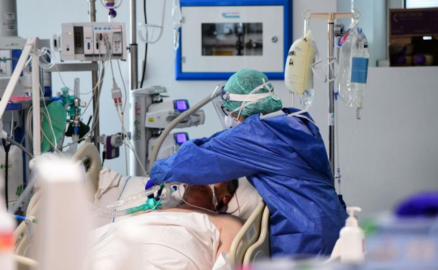 Bolnišnice na severu Italije spadajo med najboljše v Evropi, a zaradi pomanjkanja zadostnega števila respiratornih sistemov ne morejo nuditi ustrezne oskrbe vsem, ki jo potrebujejo. Foto: Afp