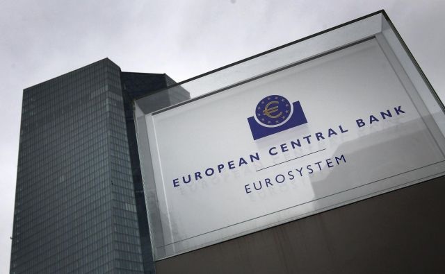 ECB uvaja urgentni program odkupov za boj proti pandemiji. FOTO: Daniel Roland/AFP