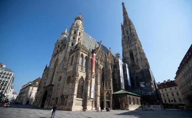 Opustelo je tudi pred dunajsko Katedralo svetega Štefana, ki ga običajno oblegajo množice turistov. FOTO: Reuters