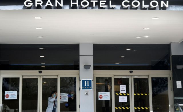 V bolnišnico so spremenili prvi hotel v Madridu. FOTO: AFP