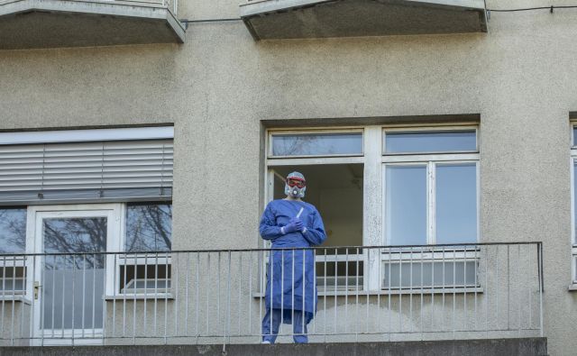 Sedanje razmere povzročajo hude motnje v denarnih tokovih podjetij in zaposlenih, kar ogroža preživetje podjetij in ohranitev delovnih mest. Javne politike jim morajo pomagati. FOTO: Voranc Vogel/Delo