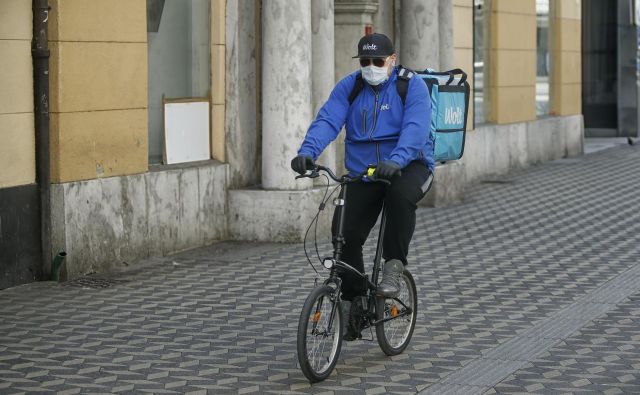 Kakšna bi bila uporaba maske, ki ne »povzroči nadaljnjega širjenja virusa«? Foto BlaŽ Samec