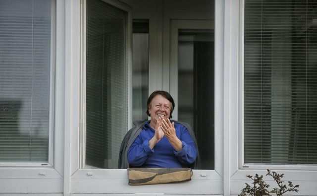 Stopite zanje v trgovino, pokličite jih, namenite jim svoj čas, saj je vsak skupni trenutek še kako pomemben tako za starejše kot za mlajše, pravijo na Zdusu. FOTO: Blaž Samec