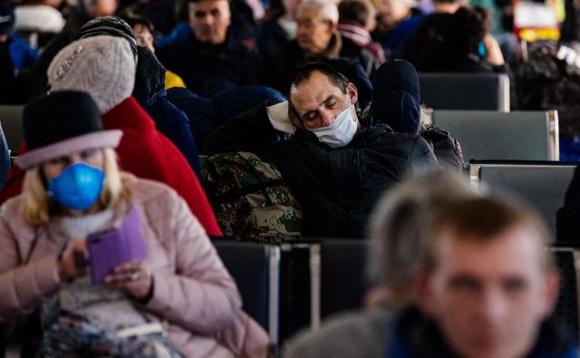 Ljudje med čakanjem na vlake na moskovski železniški postaji Kazansky. Foto: Dimitar Dilkoff/Afp