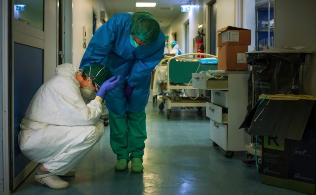 Prizor iz bolnišnice v italijanski Cremoni, kjer se izmučeno medicinsko osebje že tedne bori proti novemu koranavirusu. Foto AFP