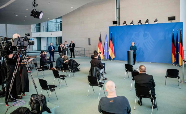 Nemška kanclerka Angela Merkel na novinarski konferenci, po kateri je zaradi možnosti okužbe s koronavirusom morala v samoizolacijo. Foto AFP