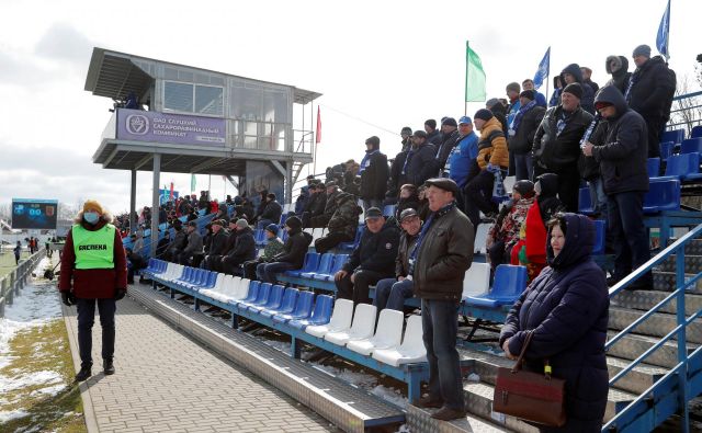 Ne koronavirus niti nizke temperature v Belorusiji niso odvrnile od obiske tekem nogometnih navijačev. FOTO: Reuters