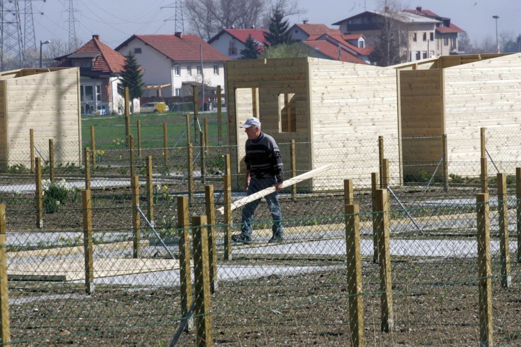 FOTO:Občina: Vladni ukrepi tudi za vrtičkarje