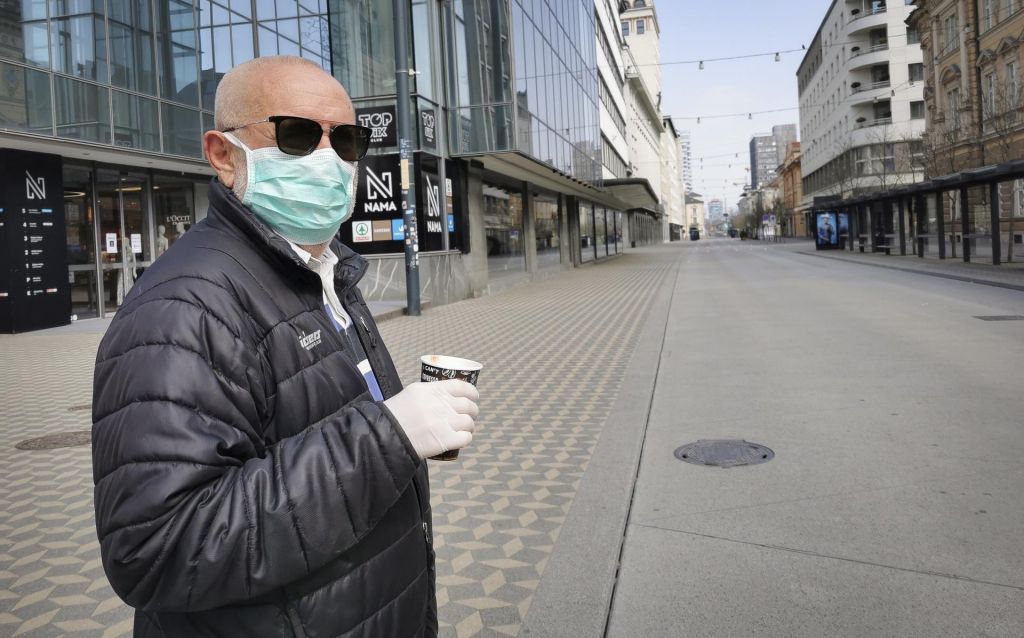 FOTO:V Sloveniji okuženih 383 oseb, v Celju že svarijo pred prevaranti