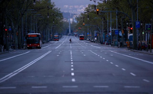 Pogled na izpraznjeno avenijo v Barceloni. Foto AFP