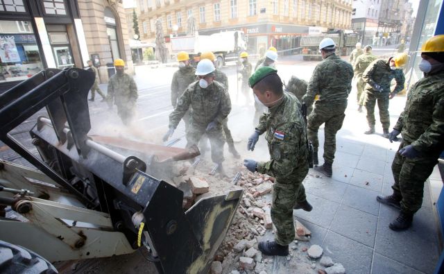 Vojska v Zagrebu čisti ulice, civilna zaščita postavlja šotorsko naselje za 500 ljudi. Foto Damjan Tadic/Cropix