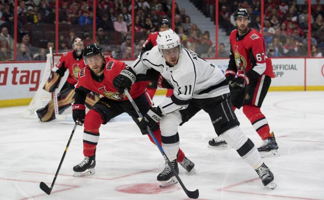 Slovenski hokejski zvezdnik Anže Kopitar (v belem dresu) je zadnjo tekmo pred prekinitvijo NHL igral prav proti tekmecem iz Ottawe. FOTO: USA Today