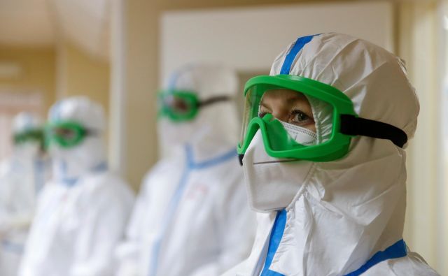 Foto Med epidemijo je največ naporov usmerjenih k preventivi širjenja bolezni in zdravljenja najtežje bolnih. Foto Reuters