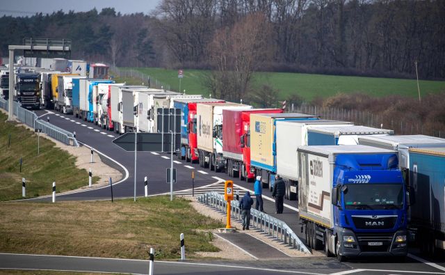 Nadzori na mejah znotraj EU so ogrozili delovanje notranjega trga, ki je srce evropske integracije. FOTO: Odd Andersen/AFP