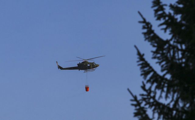 Petkov osmi požar na Šentviškem hribu so gasili tudi s helikopterjem Slovenske vojske. FOTO: Jože Suhadolnik/Delo