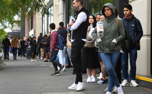 Dolge vrste pred zaposlitvenimi centri v avstralskem Melbourne postajajo vsakodneven pojav. Foto: Afp