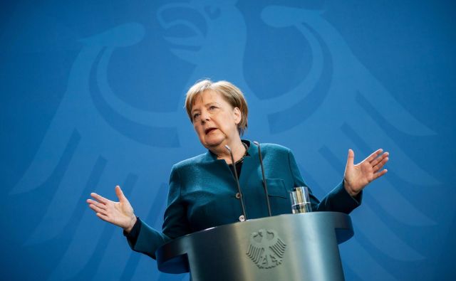 Vlada nemške kanclerke Angele Merkel je na današnji izredni seji potrdila finančno bazuko za nemško gospodarstvo, težko kar 1200 milijard evrov. FOTO: AFP