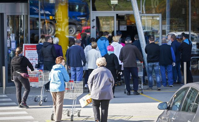 Prepoved gibanja in zbiranja je precej lažje upoštevati na podeželju kot v mestih in večjih naseljih. Uvajanje reda pa je v nekaterih trgovinah že povzročilo vročo kri. FOTO: Matej Družnik/Delo