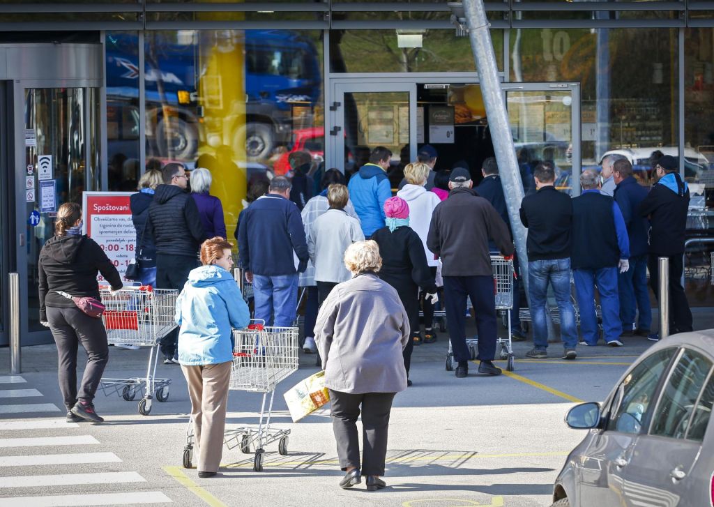 Policija ugotovila več deset kršitev