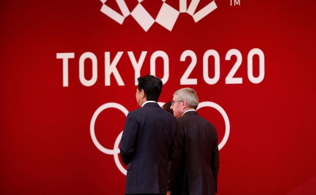 Letošnjim poletnim olimpijskim igram v Tokiu so šteti dnevi. Japonski predsednik vlade Šinzo Abe (levo) in predsednik Moka Thomas Bach bosta danes opravila pogovore o preložitvi OI. FOTO: Reuters