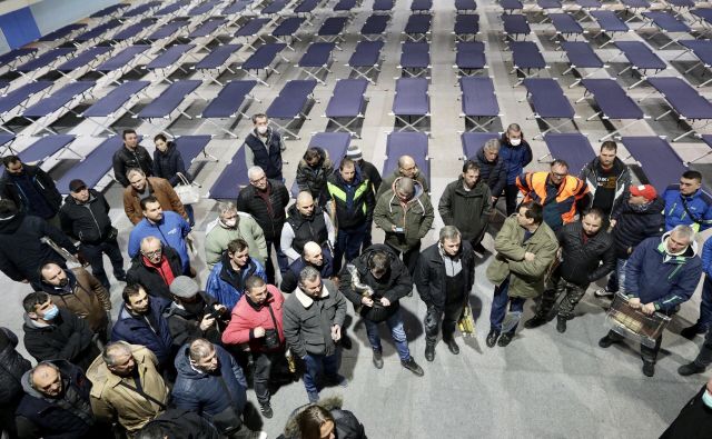 V športni dvorani Ježica v Ljubljani je vse pripravljeno za prenočitev srbskih državljanov, ki bodo po vsej verjetnosti jutri lahko odšli v Srbijo. Foto Voranc Vogel