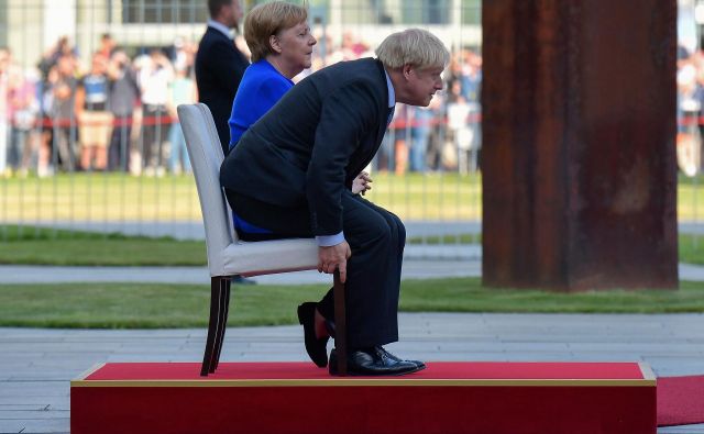 Britanski premier Boris Johnson in nemška kanclerka Angela Merkel avgusta lani med njunim dvostranskim srečanjem v Berlinu. Foto: Tobias Schwarz/Afp