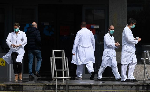 Z novim koronavirusom je okuženih tudi zmeraj več Kataloncev. FOTO: AFP