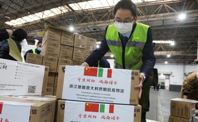 Italijanski zunanji minister Luigi Di Maio se je zahvalil Kitajski za pomoč v »težkih časih«. FOTO: Reuters