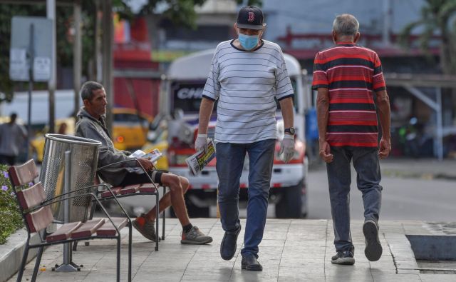 Prizor iz panamske prestolnice. V 4-milijonski Panami so potrdili 443 okužb, zaradi novega koronavirusa pa je umrlo osem oseb. FOTO: Luis Acosta/AFP